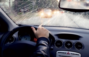 8 yếu tố sống còn khi lái xe trời mưa bão