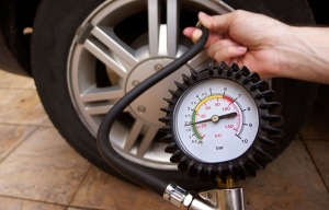 Cách bơm lốp xe đúng áp suất