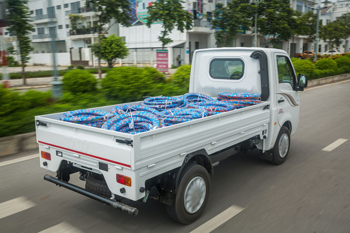 Xe tải Tata chở đa dạng mặt hàng